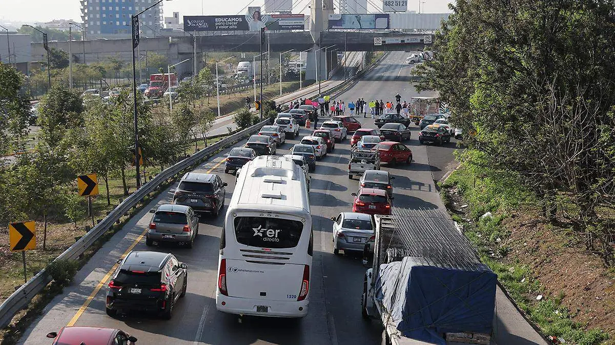 Personal sindicalizado del Hospital General de Cholula esta mañana mantiene cerrada la circulación vial de un sentido del Periférico Ecológico